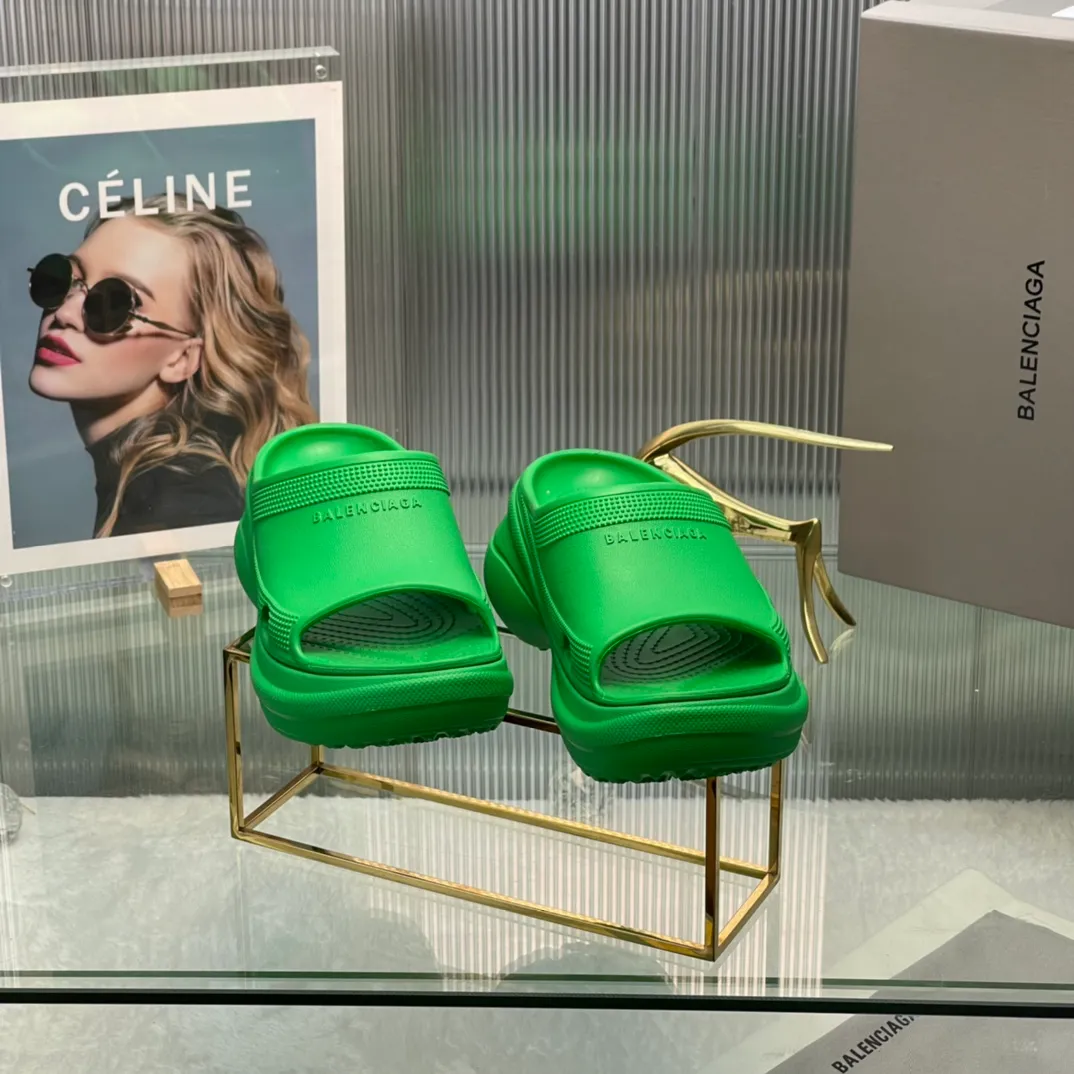 👟👟Ex-factory price 380👟👟 35-41 ‍🔥 ‍🔥 ‍🔥Balenciaga’s latest hole-in-the-wall slippers are now available! 🎉🎉🎉A sandal that is popular on Instagram, 🎊🎊🎊 and all major platforms of Xiaohongshu! Made of high-tech materials and molded in one piece, it is lightweight, wear-resistant, and waterproof! ✨✨✨ The heel height is 6CM. The colors are being added one after another to meet your various color combinations and different needs. A very cost-effective product!